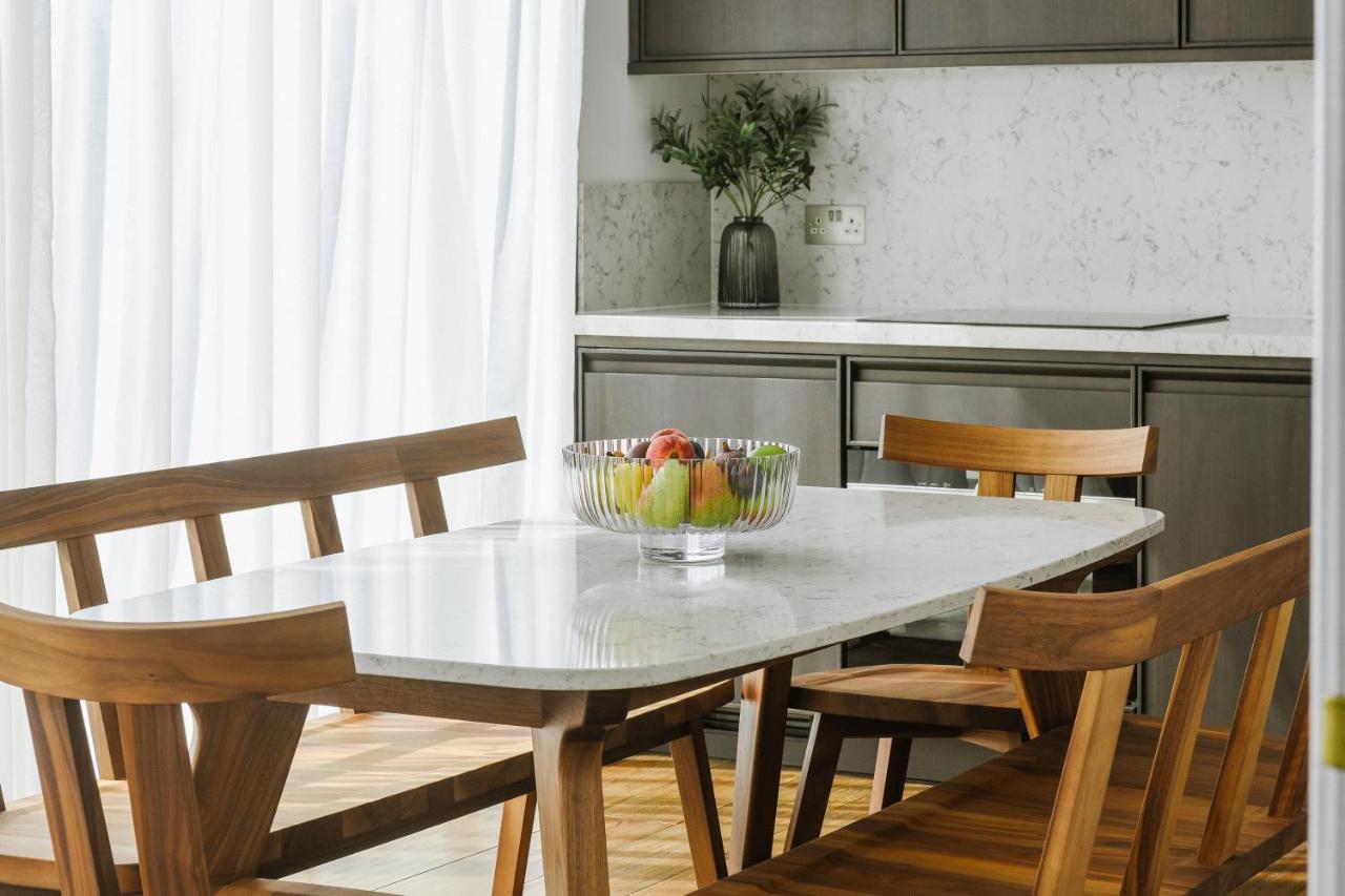Cheval The Edinburgh Grand Aparthotel Exterior foto A dining room table