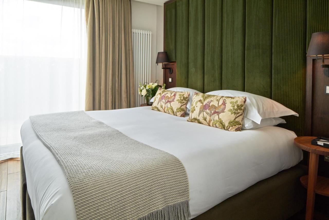 Cheval The Edinburgh Grand Aparthotel Exterior foto A bed with a throw