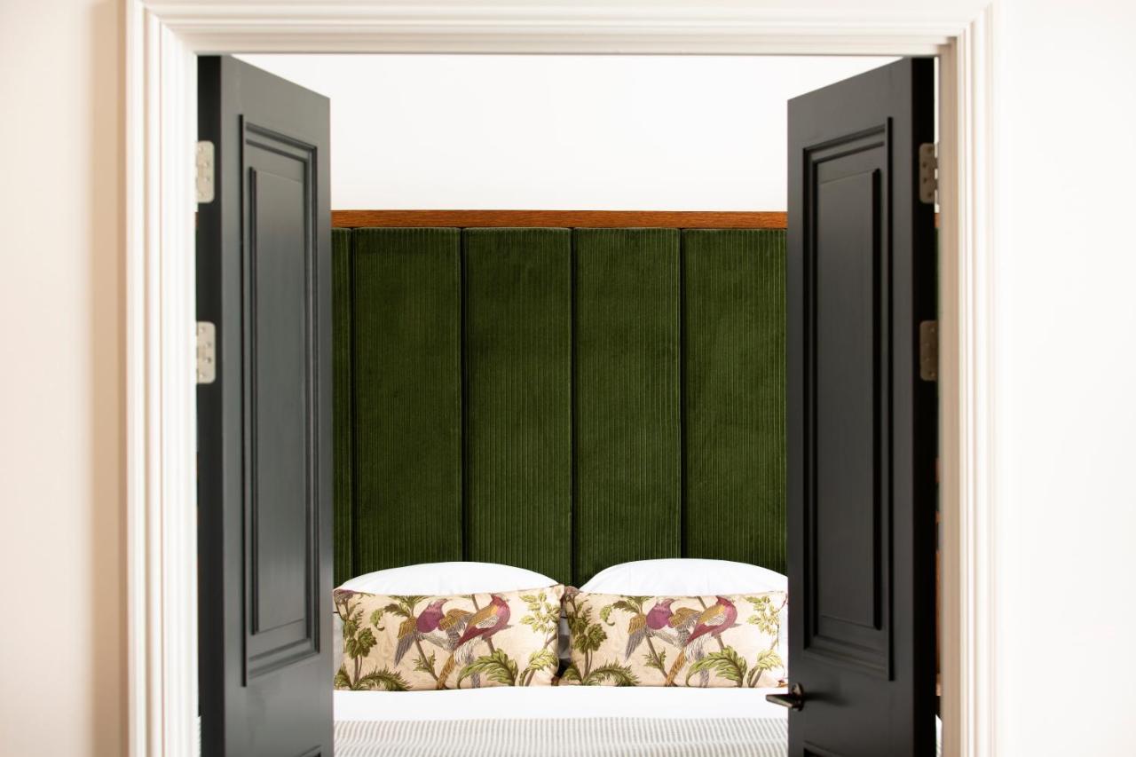 Cheval The Edinburgh Grand Aparthotel Exterior foto A bedroom at the hotel